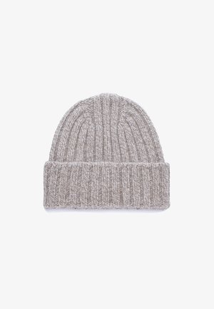 Berretto beige lavorato a maglia con texture a costine e risvolto, realizzato in morbido filato per calore e comfort.