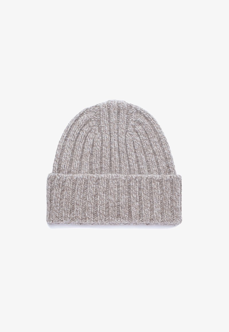 Berretto beige lavorato a maglia con texture a costine e risvolto, realizzato in morbido filato per calore e comfort.