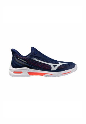 Scarpa sportiva blu navy con dettagli bianchi e rossi sulla suola, tomaia in mesh e logo Mizuno bianco sul lato.