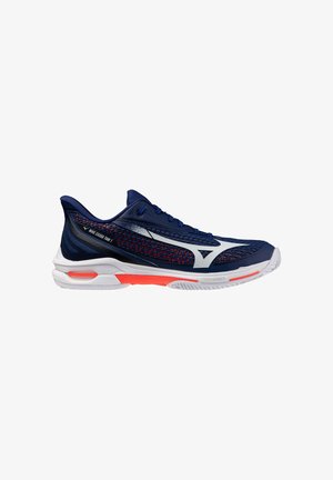 Scarpa sportiva blu navy con dettagli bianchi e rossi sulla suola, tomaia in mesh e logo Mizuno bianco sul lato.