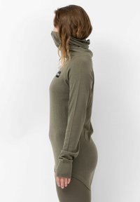 Olivgrünes Longsleeve-Shirt mit hohem Kragen, gerippter Textur und Daumenlöchern an den Ärmeln. Mit kleinem schwarzen Markenlogo auf der Brust.