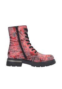 Botín de tobillo rojo y negro con un patrón de texto, parte frontal de cordones, cremallera lateral, suela gruesa negra y superficie de tela texturizada.
