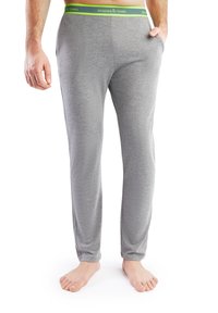 Grijze loungebroek met een groene tailleband waarop de merknaam staat. Gemaakt van zachte stof, ze hebben zijzakken en een relaxte pasvorm.