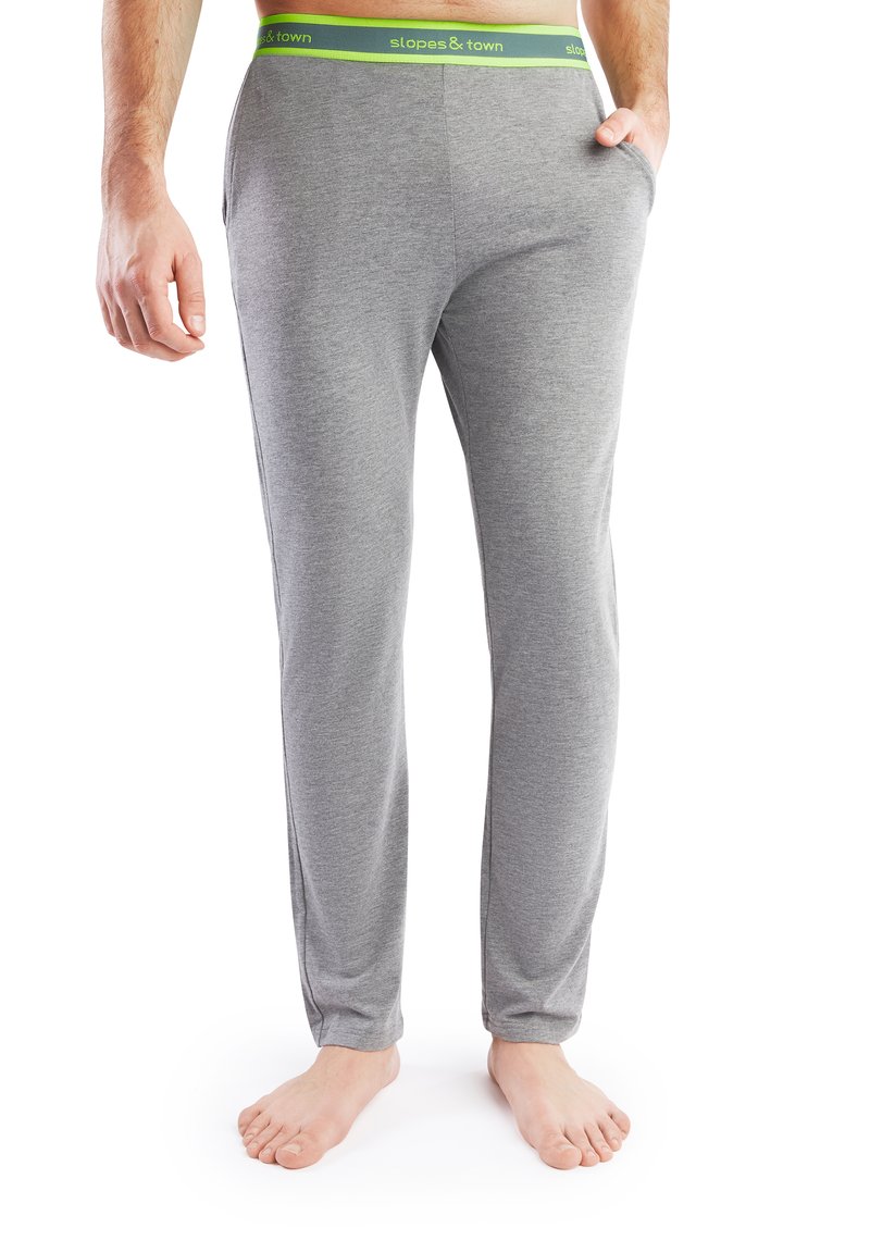 Grijze loungebroek met een groene tailleband waarop de merknaam staat. Gemaakt van zachte stof, ze hebben zijzakken en een relaxte pasvorm.