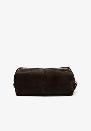 Mørkebrun ruskind rektangulær pung med sølv lynlås og side træktap, sat mod en hvid baggrund.