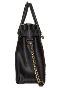 Sac à main en synthétique noir avec une forme structurée, un corps rectangulaire, deux poignées et un accent en chaîne dorée sur un côté.