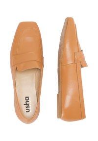 Barna bőr slip-on loaferek négyzet alakú orral és pánt részlettel, felülről és oldalról bemutatva.