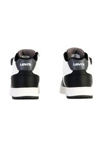 Sneakers alte in materiali sintetici neri e bianchi. Presentano un retro testurizzato, un collare imbottito e una suola in gomma bianca con battistrada.