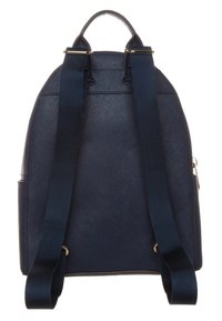 Mochila azul marino hecha de material texturizado con correa ajustable, asa superior y herrajes en tono dorado. Forma lisa y estructurada.