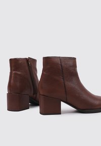 Sandra Fontán DAY - Classic ankle boots - camel
