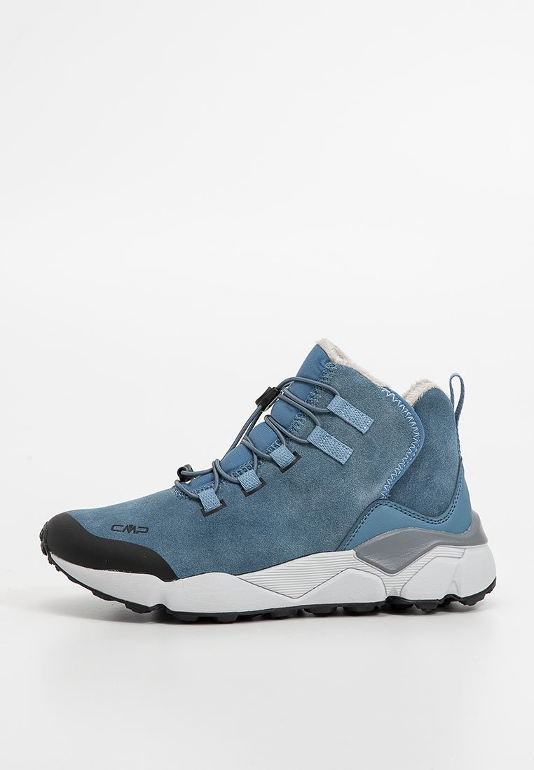 Bottine de randonnée bleu en suède avec semelle blanche et grise, capuchon noir sur les orteils, système de verrouillage des lacets élastiques et doublure en polaire.