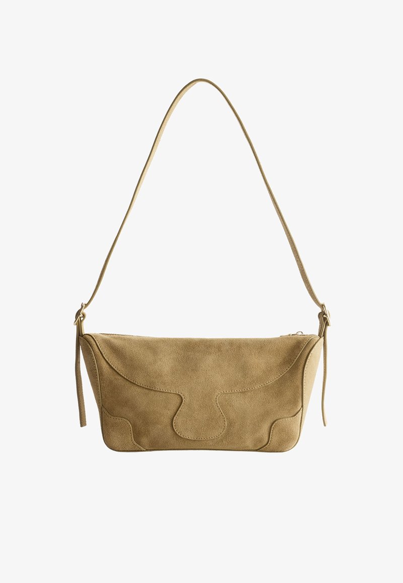 Petit sac à bandoulière en daim beige avec des détails de couture courbés et une fermeture éclair, doté d'une seule sangle réglable.