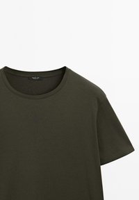 Dunkelgrünes kurzärmeliges Baumwoll-T-Shirt mit rundem Ausschnitt, flach liegend vor weißem Hintergrund gezeigt.