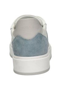 Baskets pour hommes avec une tige en cuir blanc lisse et un talon en daim bleu clair. Dotées d'une épaisse semelle blanche et du logo "MORATO" en relief.