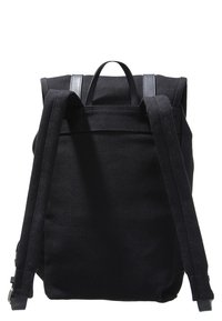 Zaino nero in tela con design strutturato, spallacci regolabili, manico superiore e dettagli in pelle a contrasto per una maggiore resistenza.