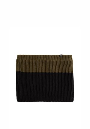 Écharpe tricotée en vert olive et noir avec une texture côtelée. Présente un design plié et une petite étiquette logo sur le bord.