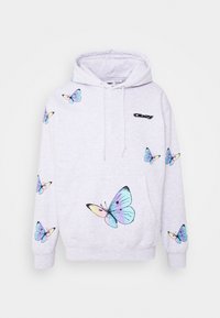 Grauer Kapuzenpullover mit Kordelzug. Verziert mit bunten Schmetterlingsmotiven und einem schwarzen Logo auf der Brust. Weiche Textur, Kängurutasche.