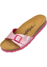 Rosa halksandaler med bred rem, justerbar spänne, korkfotbädd och gummisula i rosa. Texturerad yta för bra grepp.