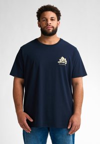 Petrol Industries BACK PRINT OCEANFRONTVIEW - Tricou cu imprimeu - navy blue