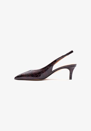 Décolleté slingback con punta a punta in pelle goffrata coccodrillo bordeaux scuro. Caratterizzate da un tacco sottile e un cinturino sottile alla caviglia. Texture liscia, design elegante.