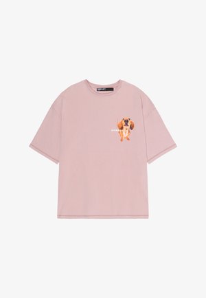 Lichtroze oversized T-shirt met een kleine illustratie van een bruine teckel en witte tekst "BIMBA Y LOLA" op de linkerborst.