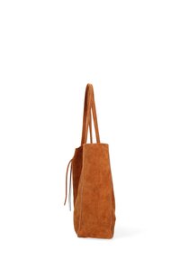 Borsa tote in suede marrone con manici lunghi e dettaglio di lacci laterali, presentata su uno sfondo bianco.