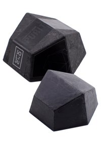Savon au charbon dans une forme géométrique et angulaire. Couleur noire avec une texture mate. Présente un logo blanc sur une étiquette noire. Deux tailles présentées.
