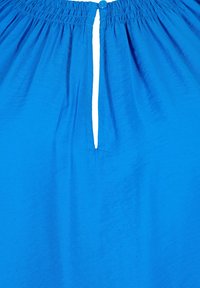 Vestido azul de corte relajado con cinturilla elástica fruncida, que presenta una abertura central en la parte posterior y un cierre de botones de tela.