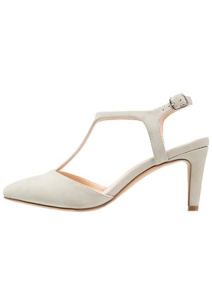 Lysegrå slingback højhælet sko med spids tå og udskæringsdesign. Har en spænde ved anklen og en glat, ruskindslignende tekstur.