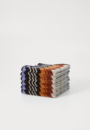 Mazzo di calze lavorate a maglia con motivi geometrici in arancione, nero, viola e crema. Texture morbida con polsini a coste e larghezze variabili.