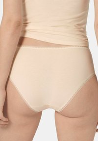 Beige bikinialus kankaita, kurių juosta puošta nėriniais, lygia tekstūra ir vidutinio aukščio dizainu, matoma iš nugaros.