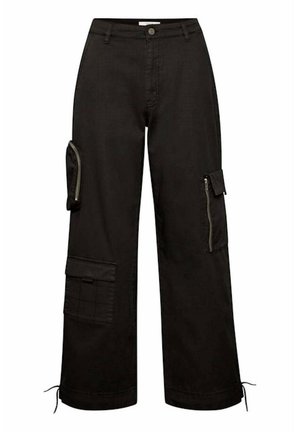 Sorte cargobukser med brede ben, flere lynlåslommer og klaplommer, knaplukning samt justerbare snorer ved buksekanten.