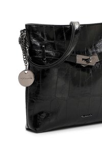 Borsa tote nera in ecopelle con texture a coccodrillo, dotata di tracolla a catena, chiusura metallica e un'etichetta circolare incisa con "Tamaris."