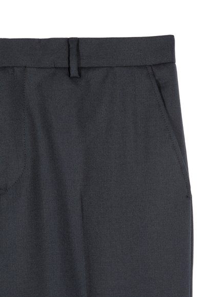 Donkergrijze, op maat gemaakte broek van gladde stof. Heeft een platte voorkant, zijzakken en een subtiele textuur met een standaard tailleband.