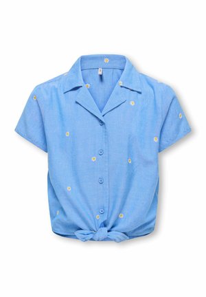 Hellblaues kurzärmeliges Hemd mit kleinen weißen und gelben Gänseblümchen-Stickereien und einem vorderen Knoten.