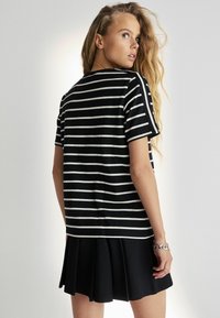 Next HEAVYWEIGHT SHORT SLEEVE CREW NECK STANDARD - Marškinėliai su spaudiniu - black white
