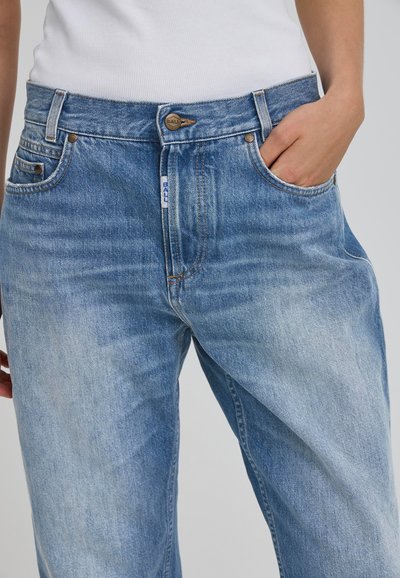 Ljusblå denimjeans med en avslappnad passform, som har framfickor, metallknappstängning och subtila blekningar över tyget.