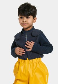 Navy fleecejack met een rits, voorzien van schouderflappen, gecombineerd met gele waterdichte broek. Elastische taille, gestructureerde stof en logo-detail.