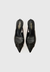 Tacchi slingback in pelle nera con design a punta, caratterizzati da una fibbia decorativa in metallo dorato sul davanti e texture lisce.