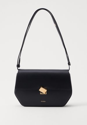 Schwarze Lederhandtasche mit langem Riemen, goldfarbener geometrischer Schnalle und dezentem Markennamen "CLOSED" auf der vorderen Mitte.