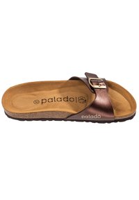 Bruine slipper met een gesp, een textuur van kurken voetbed en een rubberen zool. Kenmerkt zich door het merkteken "palado" dat is ingedrukt op het voetbed.