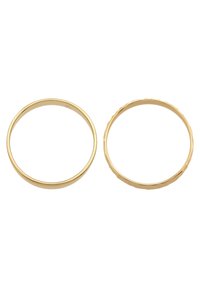 Kaks kuldsõrmust: üks sile ja poleeritud, teine on tekstuurse lainelise servaga. Mõlemal sõrmusel on ümmargune kuju ja läikiv viimistlus.