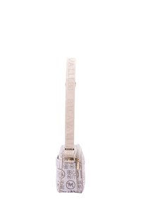 Borsa bianca con stampa logo, forma rettangolare, hardware dorato e una ampia tracolla in tela con testo in rilievo. Chiusura a zip sulla parte superiore.