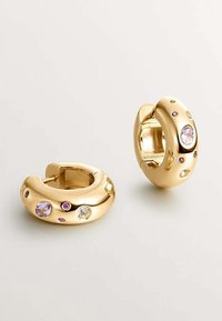Pendientes de aro de oro con un diseño elegante y redondeado, adornados con múltiples piedras preciosas brillantes de diferentes tamaños y tonalidades.