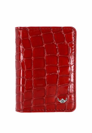 Portefeuille en cuir rouge brillant à motif crocodile avec petit emblème argenté en bas à droite, isolé sur fond blanc.
