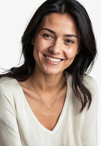 Sølv elefantvedhæng på en delikat kæde, båret over en cremefarvet ribbet V-hals top, hvilket fremhæver dens enkelhed og design.