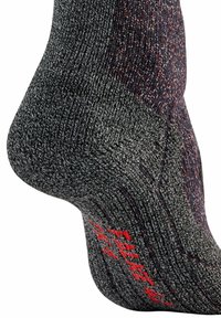 Szary i bordowy skarpetka w wzory o teksturowanej dzianinie, z czerwonym logo na kostce. Kształt dopasowuje się do stopy.