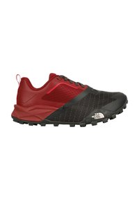Baskets de trail de course rouges et noires avec une tige en maille texturée, un col rembourré et une semelle extérieure en caoutchouc agressif pour l'adhérence. Comprend un logo de marque.