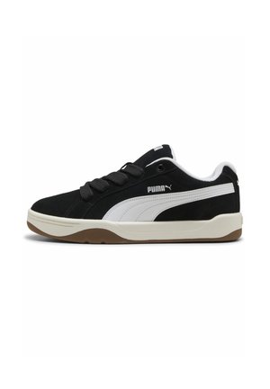 Baskets Puma noir et blanc avec des lacets noirs épais, bande latérale blanche et semelle en caoutchouc naturel, vues de profil sur fond blanc.