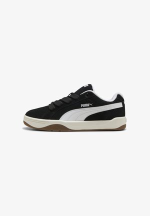 Baskets Puma noir et blanc avec des lacets noirs épais, bande latérale blanche et semelle en caoutchouc naturel, vues de profil sur fond blanc.